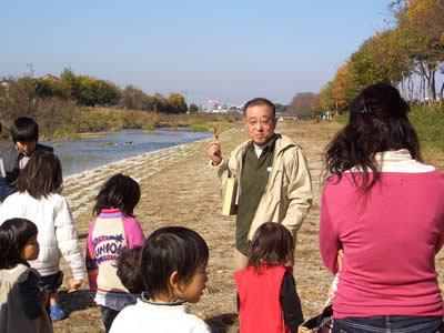 川原で葉っぱあそび