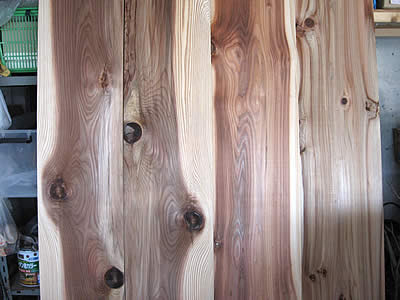 行きつけの材木店で杉板を仕入れます