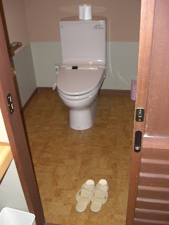 Japanese hightech toilet (onemorehandbag)