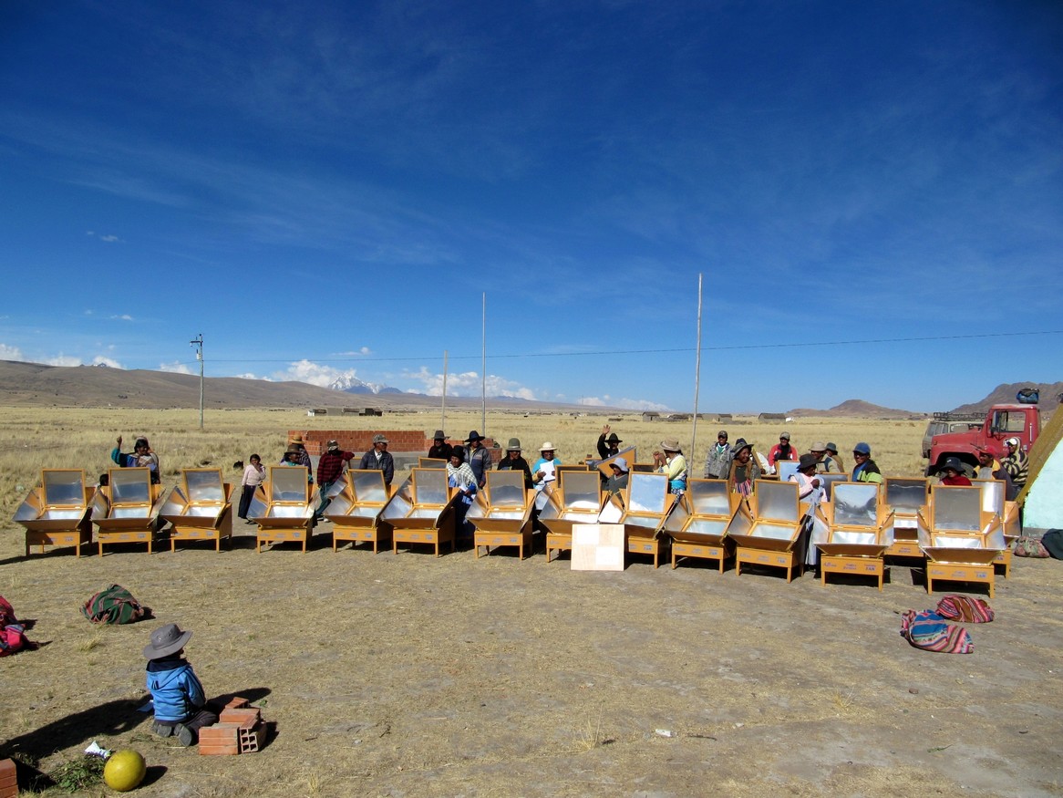 ANDES FERTILES CHALLAPATA CAPACITACIONES DE LAS COCINAS SOLARES