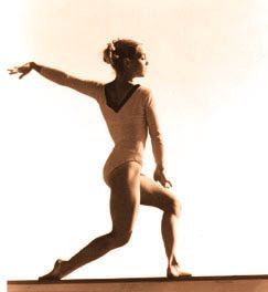 Bailarina parada sobre una base.