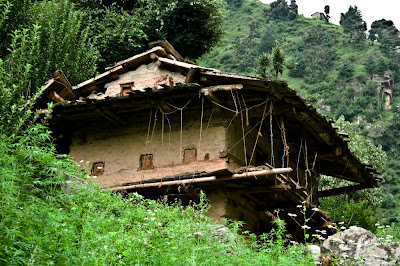 Posted by Ripple (VJ) : Broken Mud house near Jaon village @ Shrikhand Mahadev