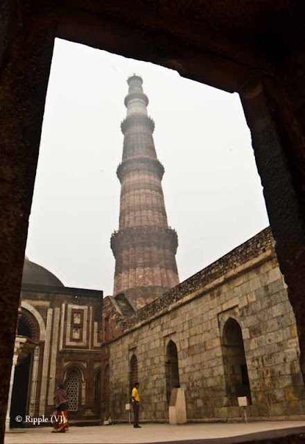 Posted by Ripple (VJ) : A Foggy Day @ qutub Minar, Delhi : Qutub Minar View through a small rectangular window..