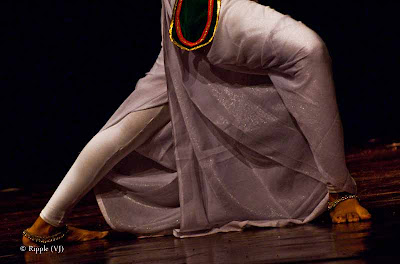 Posted by Ripple (VJ) : Dance Performance by Sri lankan folk dancers @ Kamani, Delhi : Happy Feet