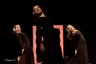 Posted by Ripple (VJ) : Performance by Leipziger Tanztheater @ Kamani, Delhi : The use of black and red as the only colors apart from human skin was ingenious. 