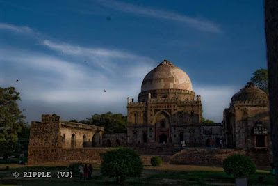 Posted by Ripple (VJ) : Bara Gumbad @ Lodhi Garden :: In the middle of the gardens is the Bara Gumbad and Sheesh Gumbad. The Bara Gumbad (