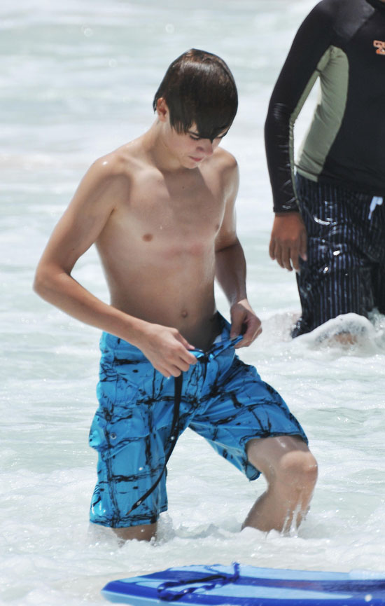 Justin Bieber Shirtless In