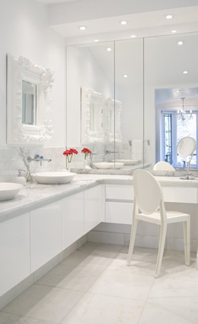[bathroom+all+white.jpg]