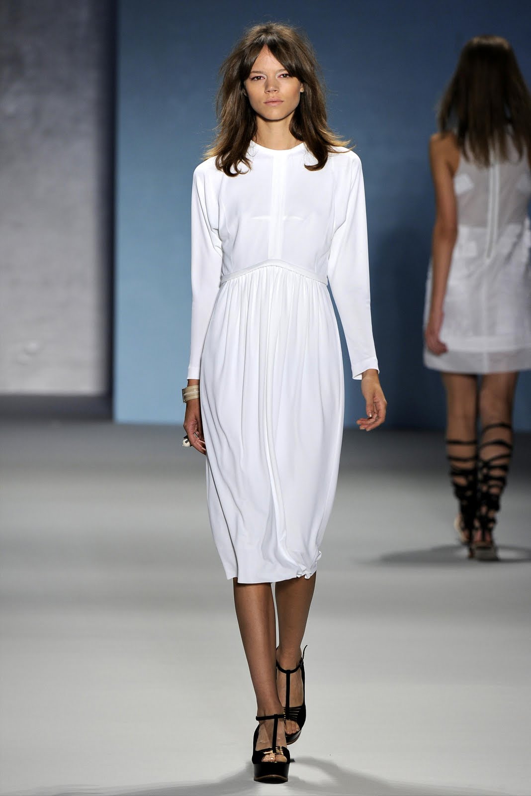 Модель белое платье. Модные платья. Стильное белое платье. Современные модные платья. Красивые стильные платья.