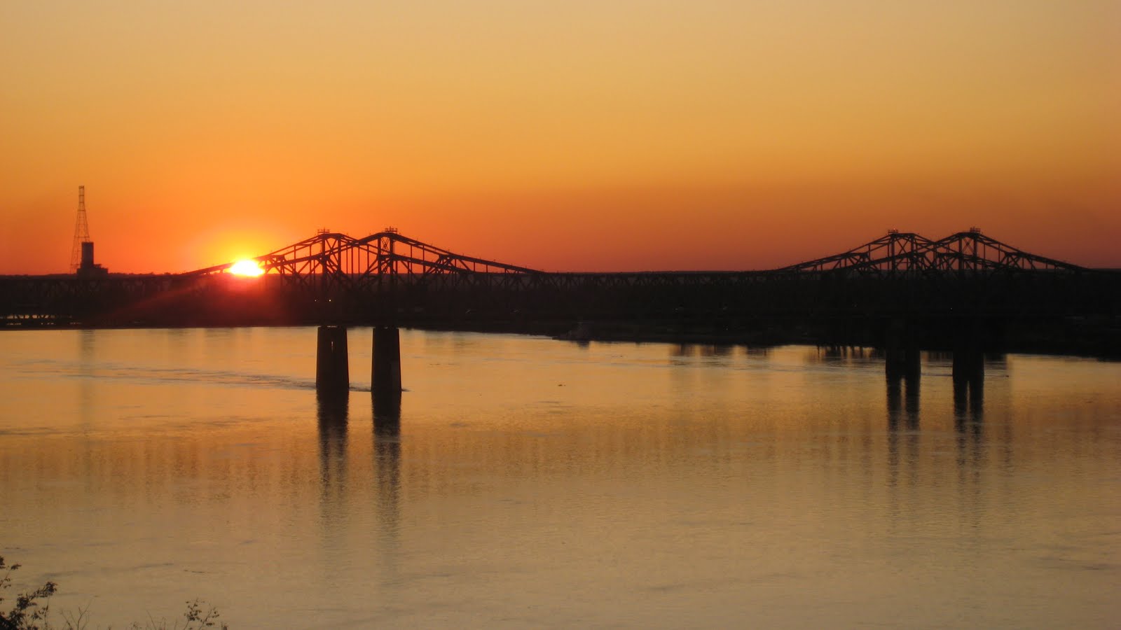 [Sunset+over+Natchez+Vidalia+Bridge+1,+MS.JPG]