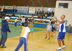 Los jugadores con los chicos