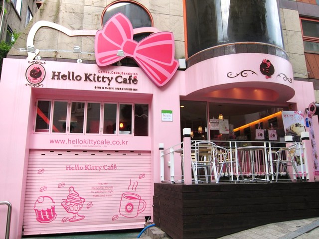Catsparella: Eat Your Kimchi Visits The Hello Kitty Café