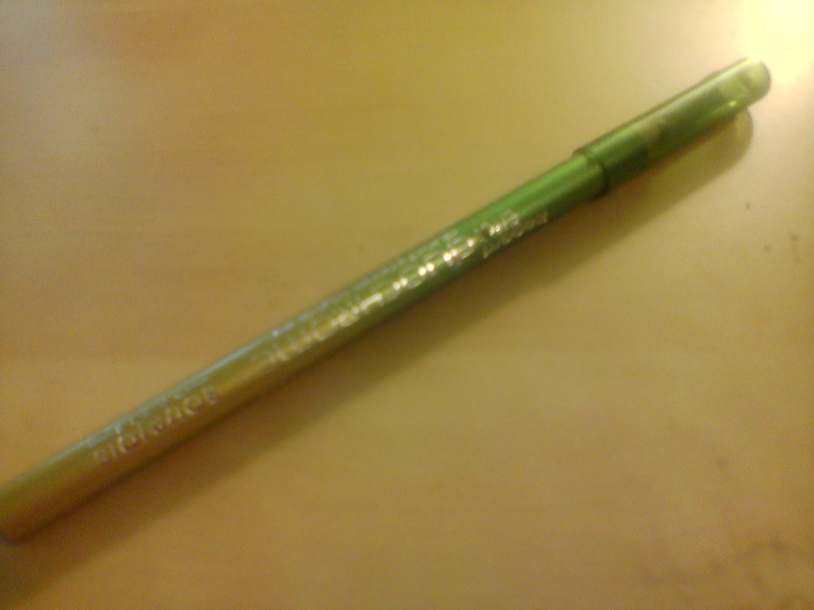 the simpleton Boujois DuoChrome Vert Dore (61) and Stila Kajal