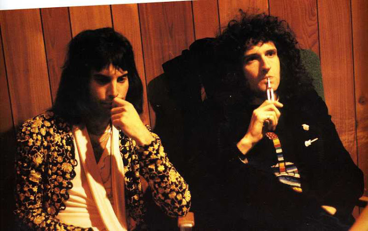 Brian May con Freddie escuchando las Sessiones de Grabacion