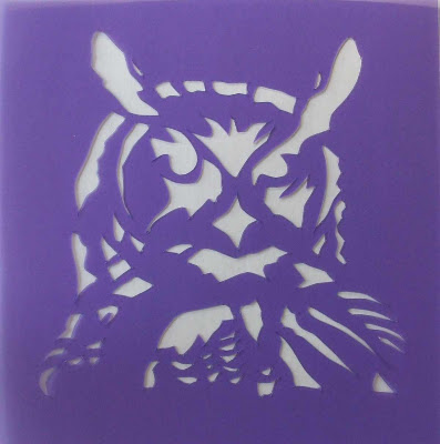 Joli Motif De Hibou Entouré De Fleurs Et De Coeurs. Il Peut être