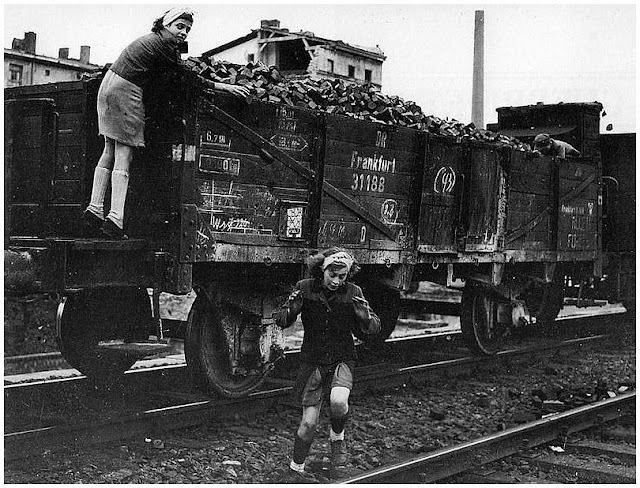 German girls flee from Russian soldiers