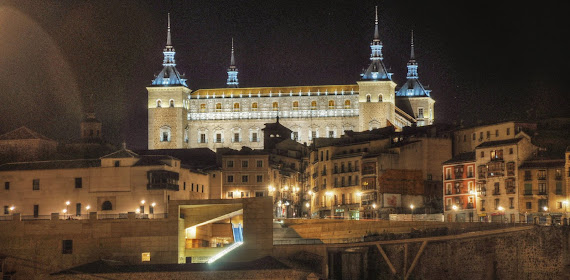 VISTA NOCTURNA DE ALCAZAR DE TOLEDO