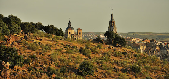 IGLESIA DE SAN ILDEFONSO Y TORRE DE LA CATEDRAL TRAS LA LADERA