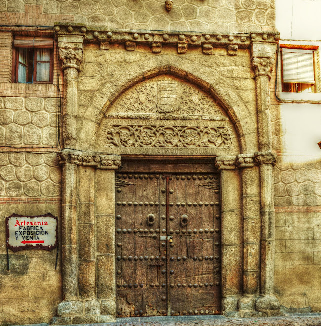 PORTAL SITUADO EN CALLE DE LA CIUDAD