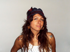 A cantora Lica Tito usa chapéu by Mluz Atelier