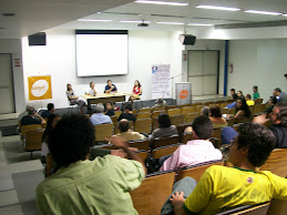 Os participantes questionam e fazem colocações sobre o tema