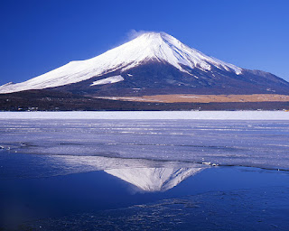 Vista del monte Fuji y su reflejo sobre uno de los lagos cercanos