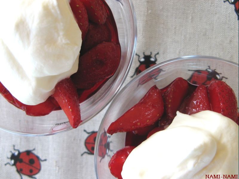 [HibiscusStrawberries1Naminami.JPG]