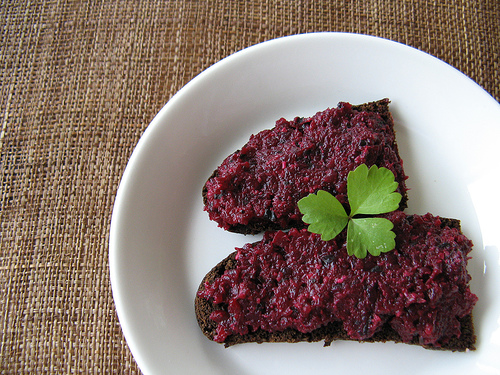 [beetrootpestoryecrostiniNAMINAMI.jpg]