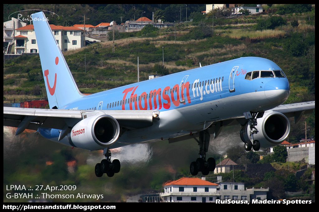 [G-BYAH_Thomson_LPMA_27abr2009a.jpg]