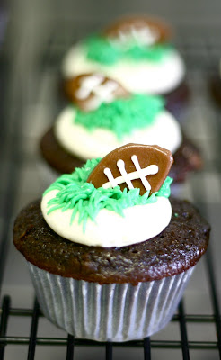 Mini Baker: SUPERBOWL Cupcakes!!