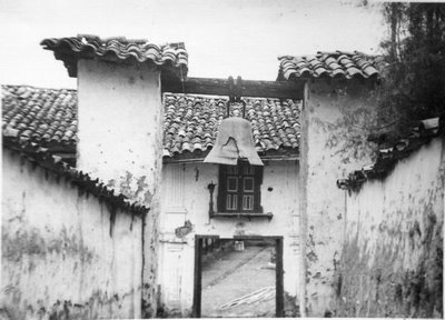 Campanario del corredor que comunicaba la casa hacienda con la iglesia de Angasmarca.1960