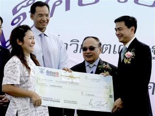 Thai PM hands over 2,000 Baht cheque