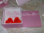 Caixa Poá rosa com sabonete e toalha bordada