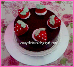 strawberry chocolate round cake ( s )