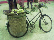 Sepeda berisi Buah sebagai Salah satu Bahan Dekorasi