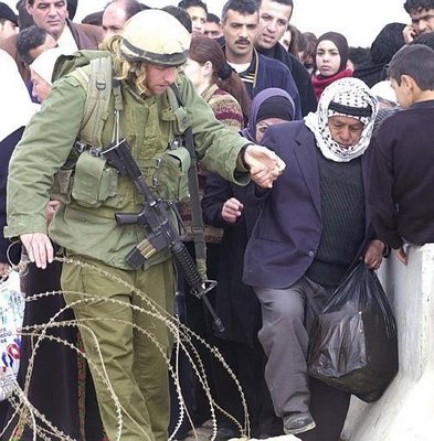 [Israeli+soldier+giving+a+hand+to+a+Palestinian+elderly.jpg]