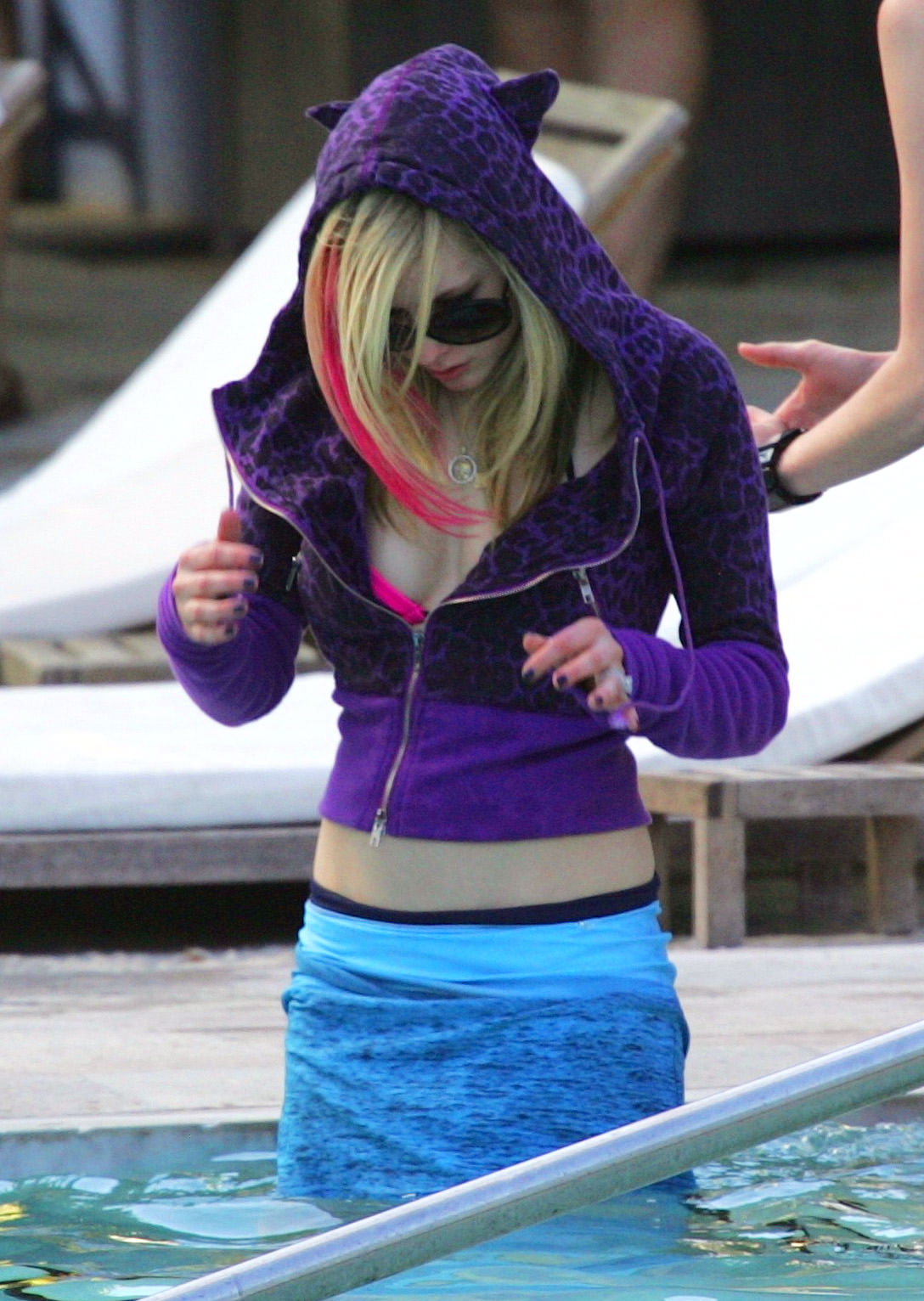 http://2.bp.blogspot.com/_ZMKe1EBvzlM/SxCgWsfFtJI/AAAAAAAAA9Q/4wsZsAajh5Q/s1600/Avril+Lavigne+in+Bikini-3.jpg