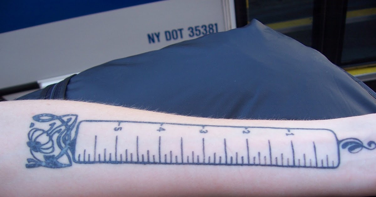 Тату в сантиметрах. Линейка 5 см. Линейка размер ладони. Линейка 18 см. Запястье и линейка.