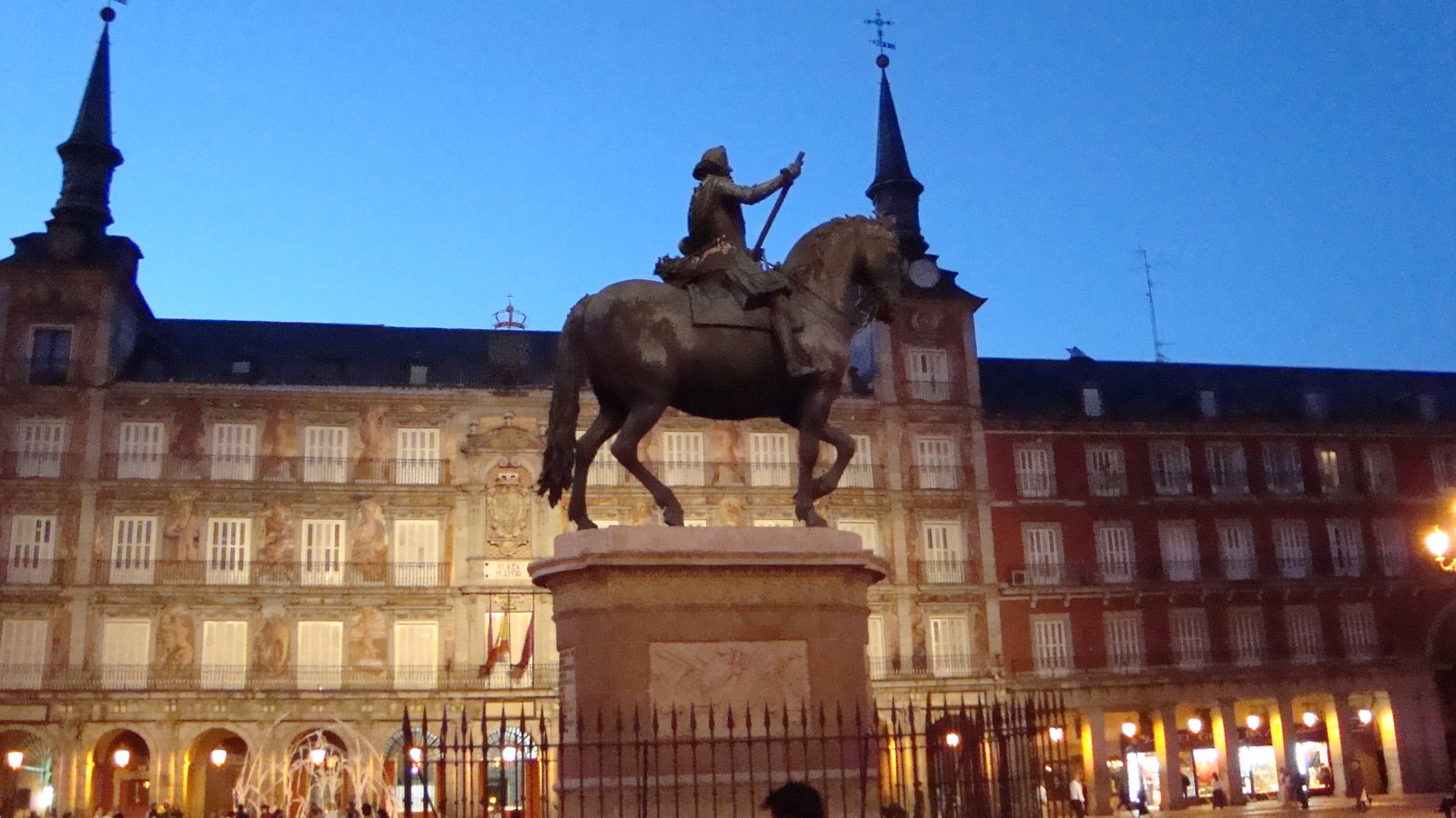 [Plaza+Mayor,+Madrid.JPG]