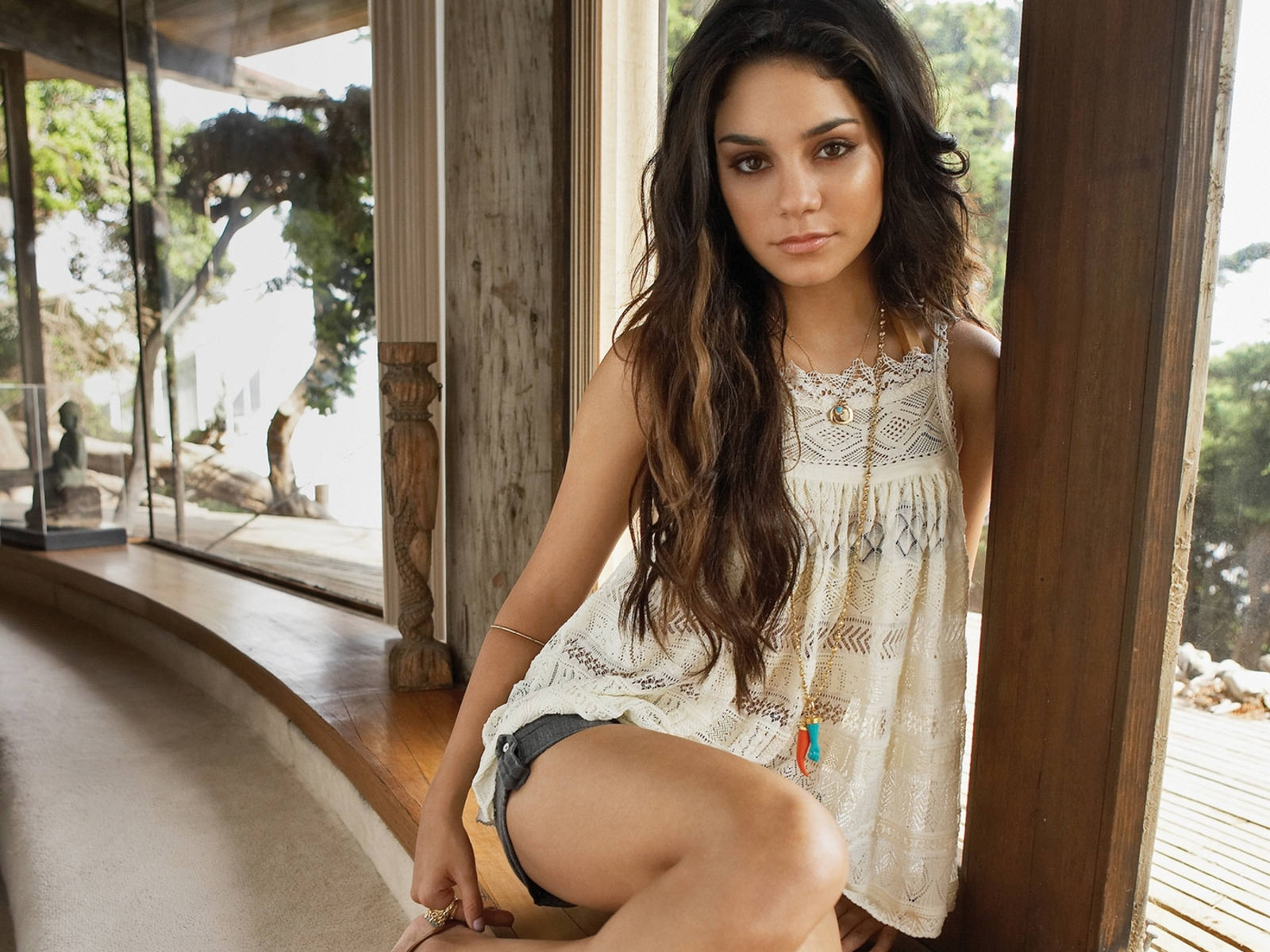 http://2.bp.blogspot.com/_ZRj5nlc3sp8/S-06lg30AhI/AAAAAAAAD5M/MK3SsA3u_lM/s1600/Vanessa_Hudgens_wallpapers_5.jpg