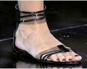 Parecidos Razonables: Sandalia PVC: Valentino vs Stradivarius