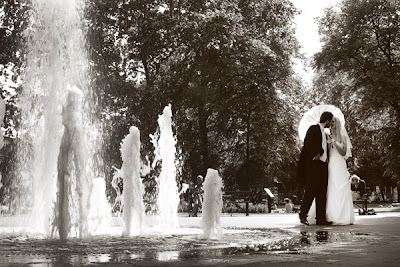 bride and groom with white parasol and fountains bride and groom near fountains