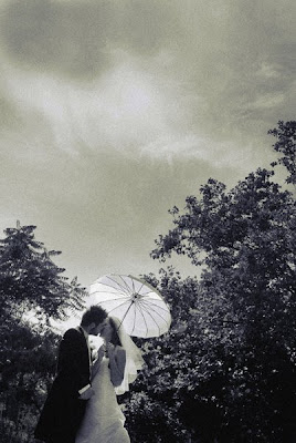 bride-and-groom-wedding-parasol-portrait bride and groom portraits with white parasol