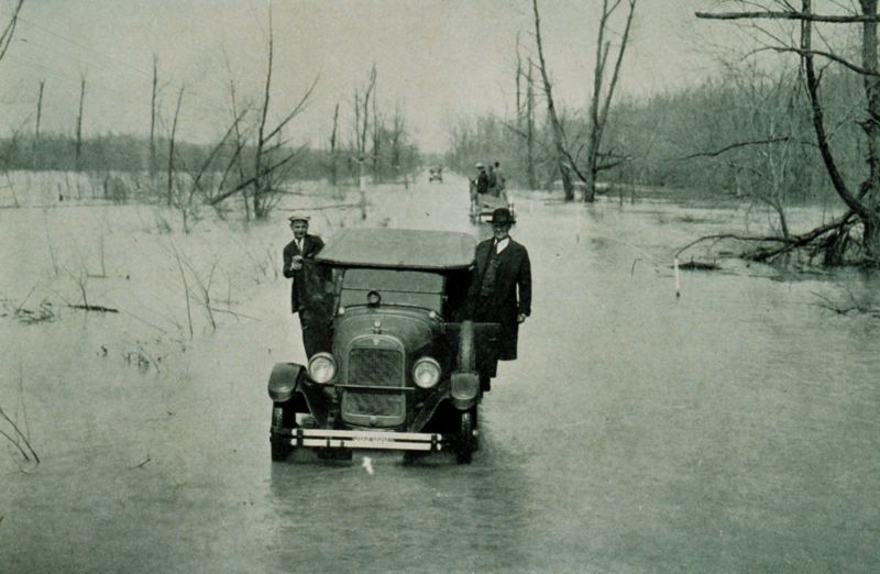 [800px-1927_Mississippi_Flood_Alexander_Illinois.jpg.jpg]
