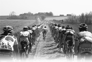 Coureurs sur les pavés de Paris-Roubaix