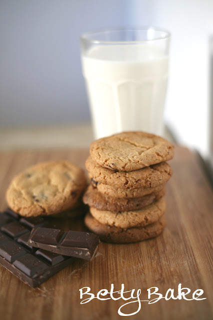 chocolate chip cookies, biscuits, gluten-free, betty bake, with milk, 