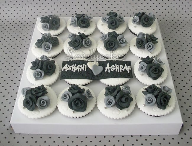 [black-cupcakes2.jpg]