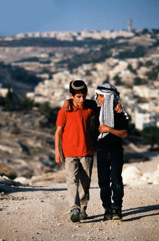http://2.bp.blogspot.com/_Zvz3bU7TuhY/TATPwa4KVbI/AAAAAAAAB-Y/VKolN6AOpYo/s1600/israel+palestina+rapazes.bmp
