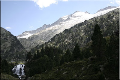 Cascada de Aiguallut, arriba en lo alto el pico Aneto
