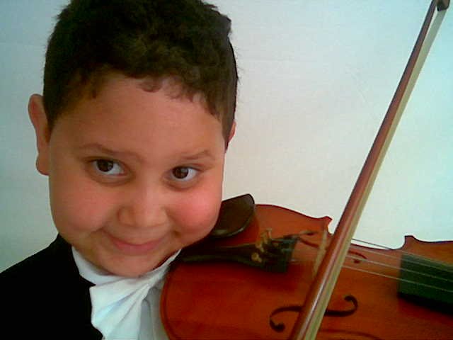 Pagem  tocando violino(temos outros instrumentos também)